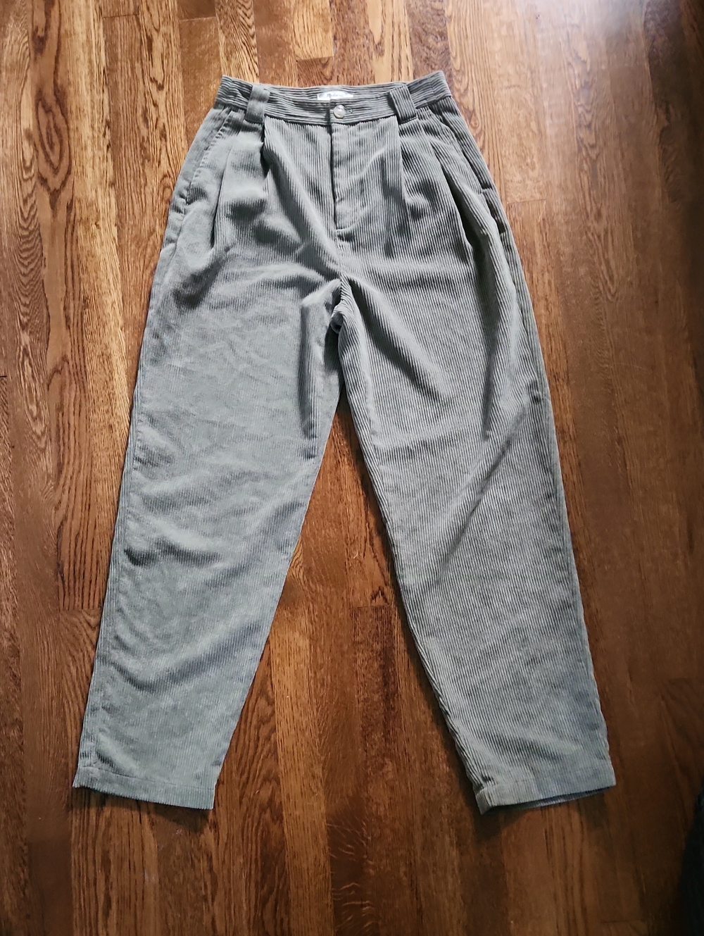 Women's High-Rise Pleated Corduroy Pants — Green